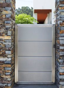 Puerta de garaje automática batiente peastonal 218x300 - Puerta de garaje automática batiente