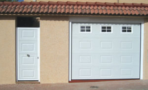 Puerta de garaje automática acanalada estrecha puerta garaje peatonal a juego 300x183 2 - Puerta de garaje automática acanalada estrecha