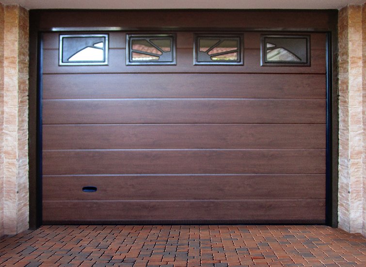 Puertas de garaje Barcelona madera acanalada media 3 - Puertas de garaje Barcelona